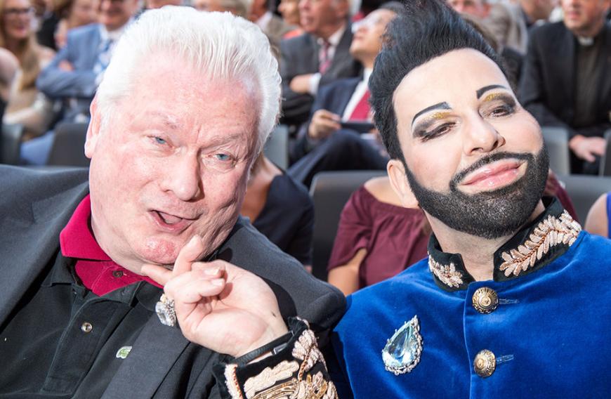 Seit 32 Jahren ist der Modedesigner mit seinem Geschäftspartner Dieter Schroth liiert. Zusammen gründeten sie die Firma