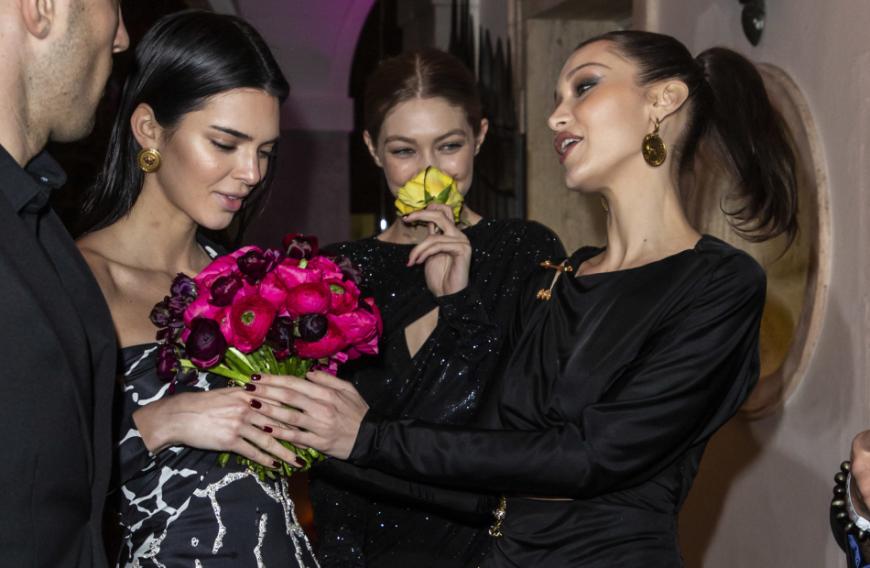 Was Anwars Schwestern Gigi (m.) und Bella Hadid (r.) wohl dazu sagen? Schließlich hatte ihr Bruder noch vor Kurzem Interesse an ihrer BFF Kendall Jenner (l.) bekundet.