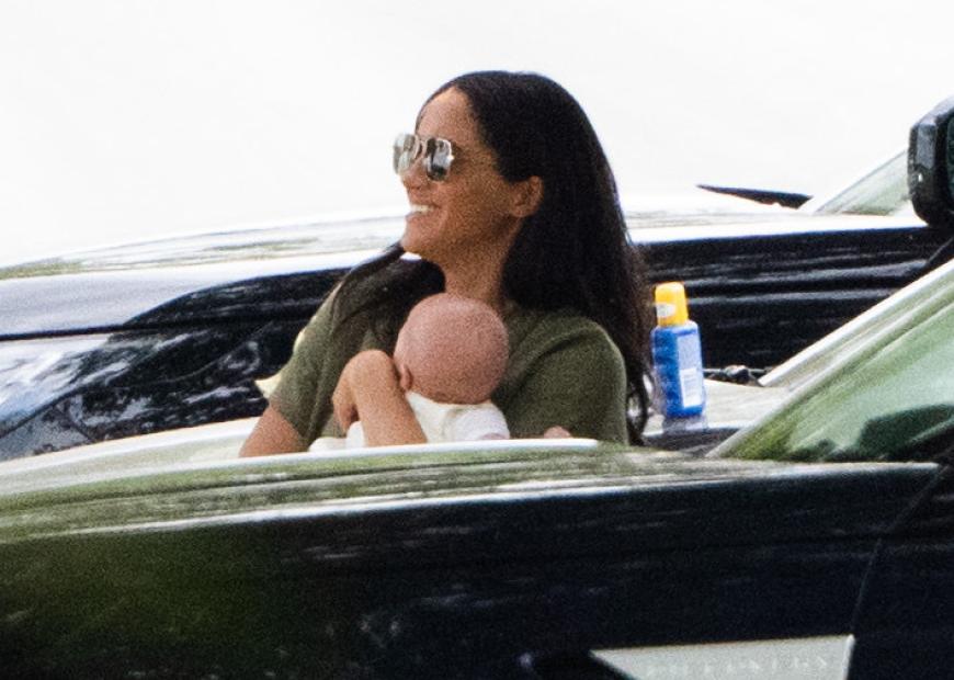 Erster Auftritt von Klein-Archie in der Öffentlichkeit! Meghan nahm ihren kleinen Sprössling am 10. Juli mit zum King Power Royal Charity Polo Day.