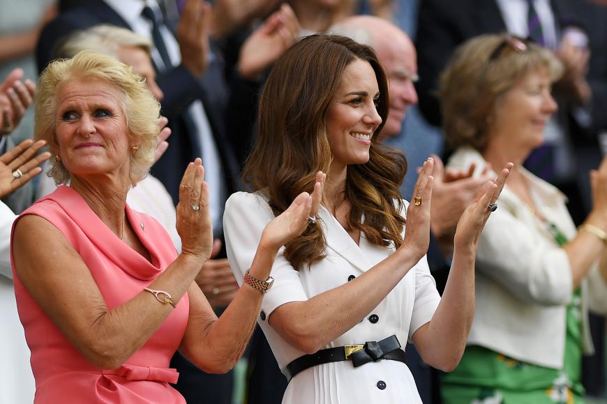 Kate, die ebenfalls in Wimbledon applaudierte, setzte sich laut Beobachtern völlig unbekümmert und ohne Star-Allüren auf normale Sitzplätze mitten im Zuschauerraum, umgeben von anderen Menschen.