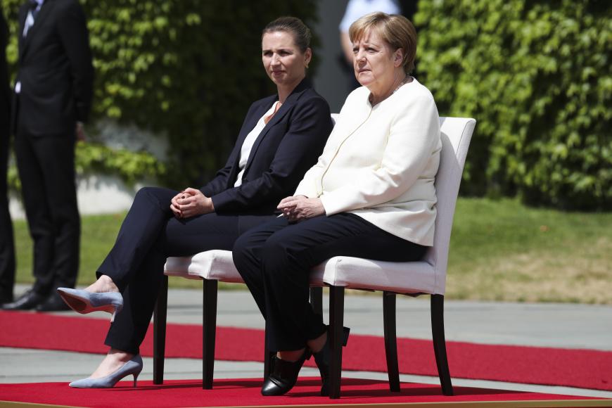 Änderung des Protokolls: Am 11. Juli absolvierten Merkel und die dänische Ministerpräsidentin Mette Frederiksen die Nationalhymne im Sitzen.