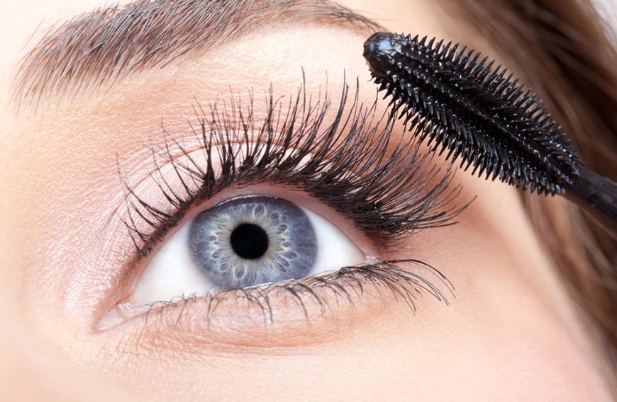 Mit der richtigen Bürsten-Bewegung, guter Vorbereitung und natürlich der perfekten Mascara kannst du dir im Handumdrehen echte Wow-Wimpern zaubern.