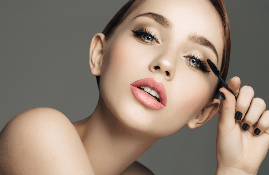 Für den perfekten Augenaufschlag wird getuscht, gebogen und gebürstet. Mit folgenden Hacks klappt es ganz sicher mit tollen Wimpern!