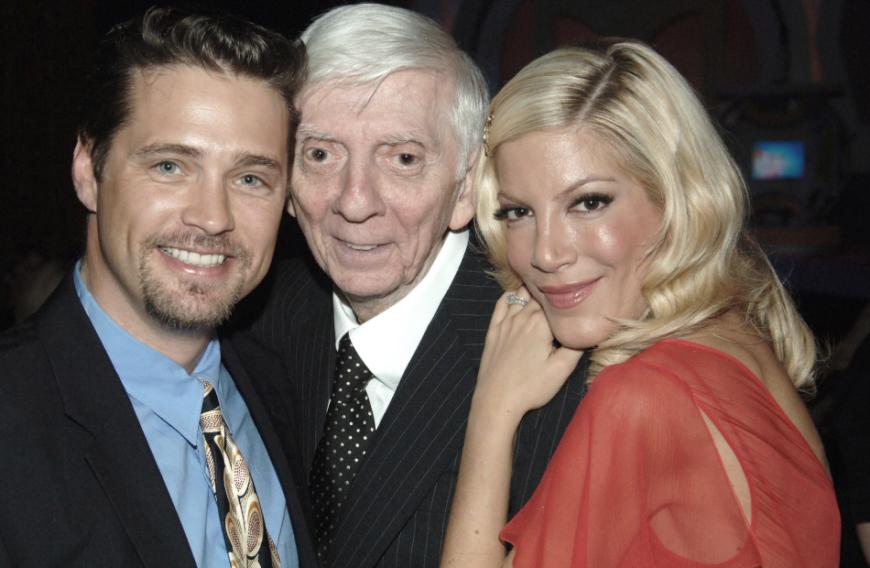 Ausgerechnet Serien-Gründer Aaron Spelling (m.) soll der Auslöser für den ultimativen Zickenkrieg sein ...