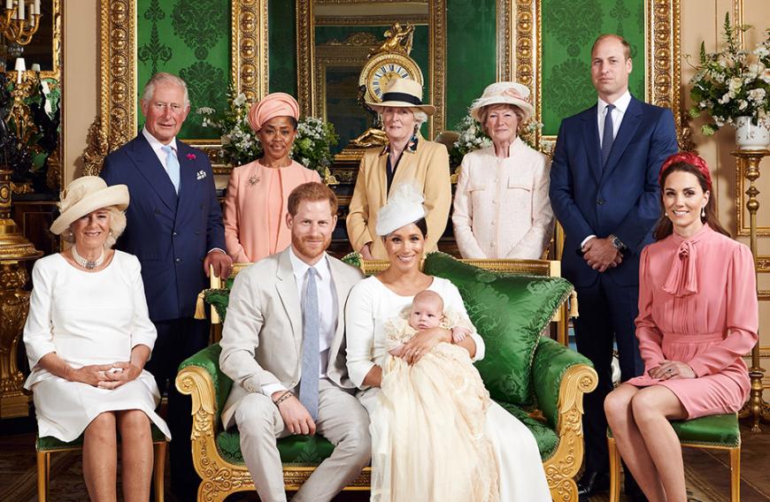 Steife Veranstaltung: Nur Harry und Meghan lächeln gelöst. Den anderen ist die angespannte Stimmung anzusehen (v. l.): Camilla, Charles, Meghans Mom Doria Ragland, Lady Jane Fellowes und Lady Sarah McCorquodale (Schwestern von Lady Di). Vor allem William und Kate grinsen gezwungen.