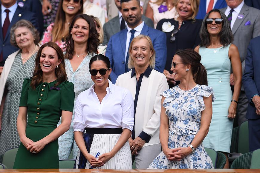 Am Samstag besuchten sie das Tennis-Finale im Wimbledon. Mit dabei: Kates Schwester Pippa (r.). Doch es scheint so, als wollten die royalen Damen allen nur etwas vorspielen.