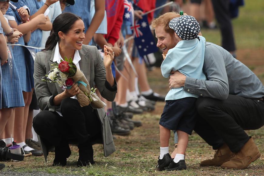 … Prinz Harry und seine Frau wollen einem Kind aus Afrika ein neues Zuhause schenken. Beide fühlen sich eng mit dem Kontinent verbunden. “In Afrika kann ich mehr ich selbst sein als irgendwo sonst auf der Welt“, sagte der Royal einmal.