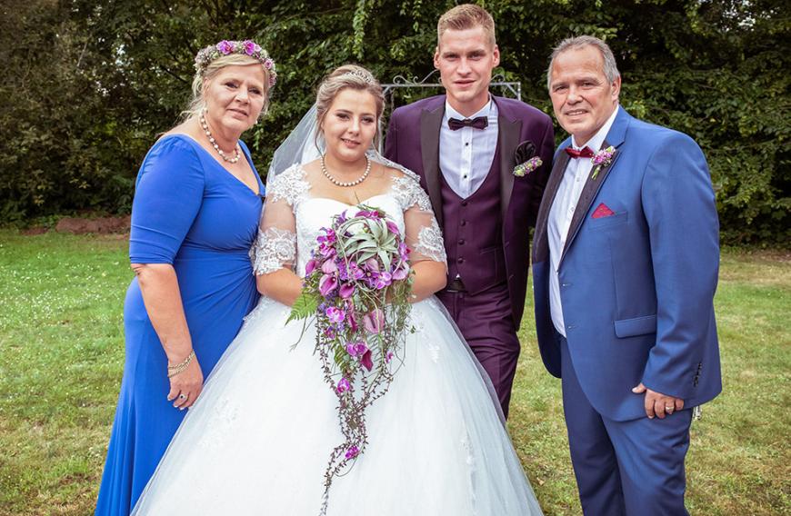 Sarafina Wollny zusammen mit ihrem Ehemann Peter (2.v.r.), Mama Silvia und Harald Elsenbast. Ein wunderschöner Schnappschuss, doch wie reibungslos ging die Hochzeit über die Bühne?