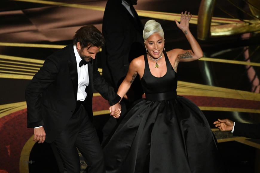 Für viele schien klar, dass eine heimliche Affäre mit Kollegin Lady Gaga der Grund für das Liebes-Aus ist.