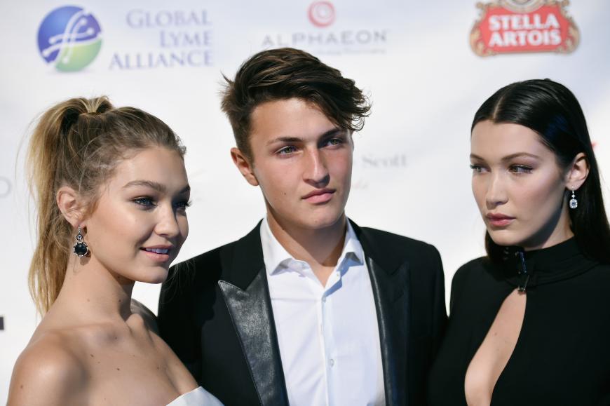 „Wir haben unseren kleinen Bruder schon immer beschützt“, verraten Bella (r.) und Gigi (l.).