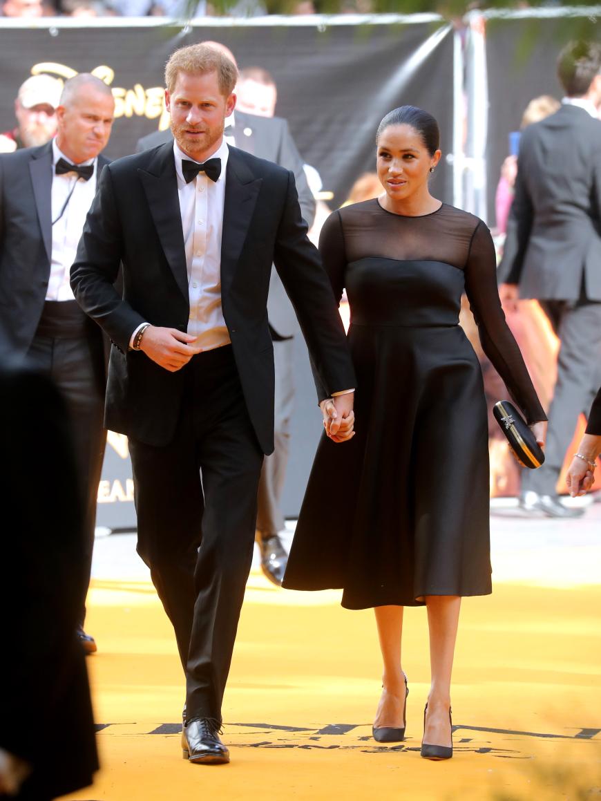 Schuld soll auch ihr Ehemann Prinz Harry an der Situation sein. Denn anstatt seiner Meghan die strengen Regeln der Windsors näher zu bringen, tat er genau das Gegenteil.