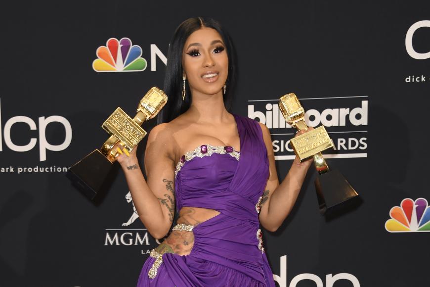 Die Mutter einer kleinen Tochter ist mega erfolgreich. Sie hat mehrere American Music Awards und einen Grammy gewonnen. Zuvor arbeitete sie als Stripperin und bestahl fremde Männer – um zu überleben, wie sie beteuert.