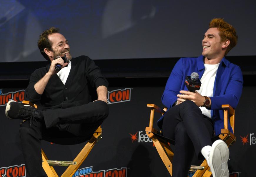 Luke Perry mit seinem Seriensohn Archie Andrews alias K.J. Apa.