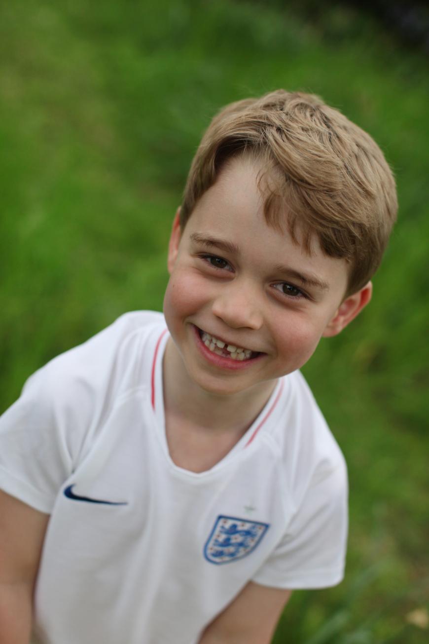 Die Bilder soll mal wieder seine Mutter Herzogin Kate geknipst haben. George trägt hier ein Shirt der englischen Fußball-Nationalmannschaft.