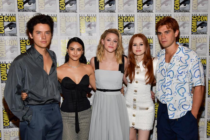 Die ersten Gerüchte über ein mögliches Liebes-Aus gab es bei der diesjährigen “Comic-Con“ in San Diego, als zwar beide anwesend waren, aber nicht zusammen für Fotos auf dem roten Teppich posierten, sondern nur mit ihren Serien-Kollegen. (Von links: Cole Sprouse, Camila Mendes, Lili Reinhart, Madelaine Petsch und KJ Apa)