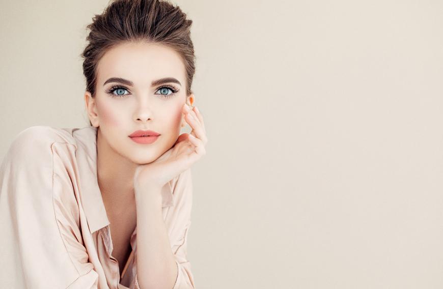 Große Poren können mithilfe eines Primers ebenfalls minimiert werden. Noch ein Pluspunkt: Dein Make-up hält deutlich länger.