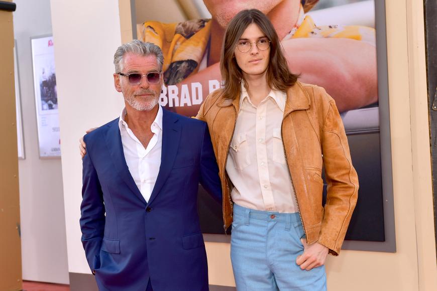 Pierce Brosnan mit Sohn Dylan, passend zum Film im 60er-Jahre-Look