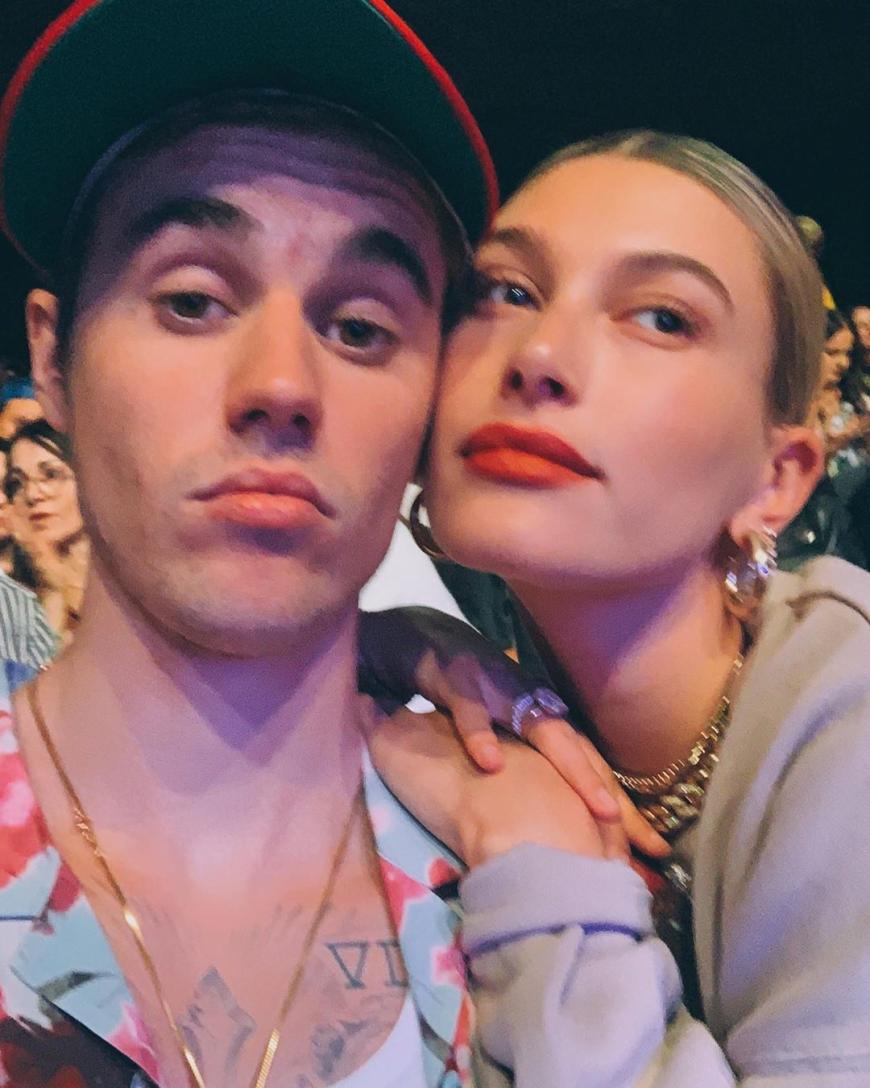 Selfie-Alarm bei den Biebers! Hailey teilte diesen Schnappschuss, der bei einem Kirchenbesuch mit ihrem Liebsten entstanden ist, im Netz.