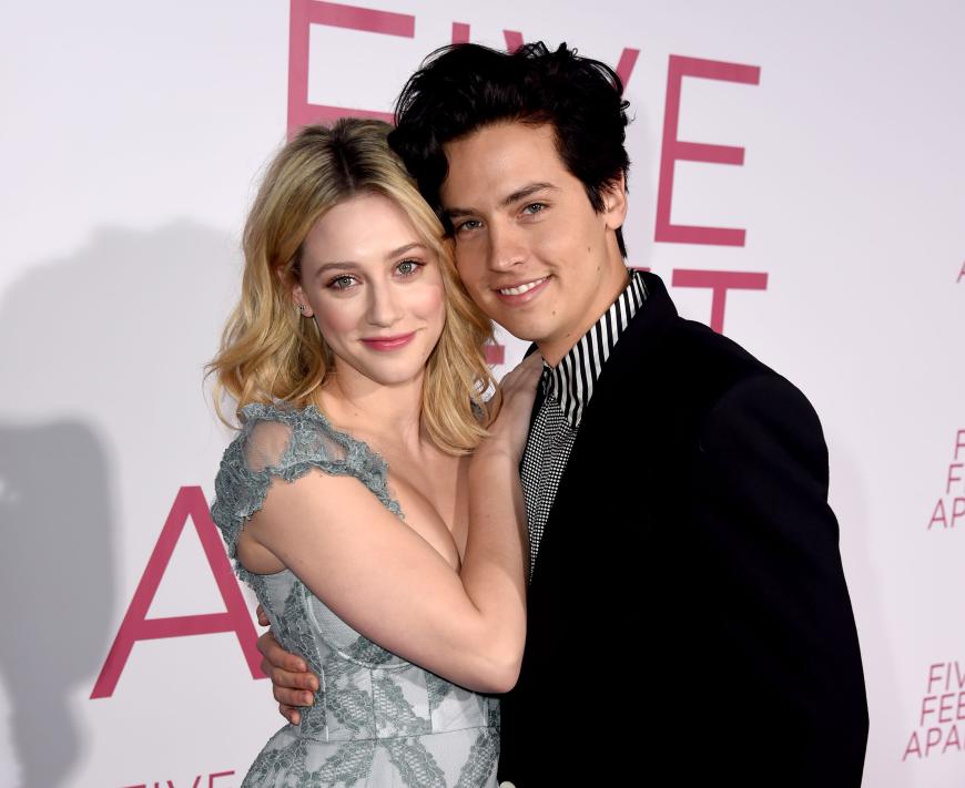 Die Schauspieler lernten sich bei den Dreharbeiten zur Netflix-Serie “Riverdale“ kennen. Und verliebten sich am Set ineinander.