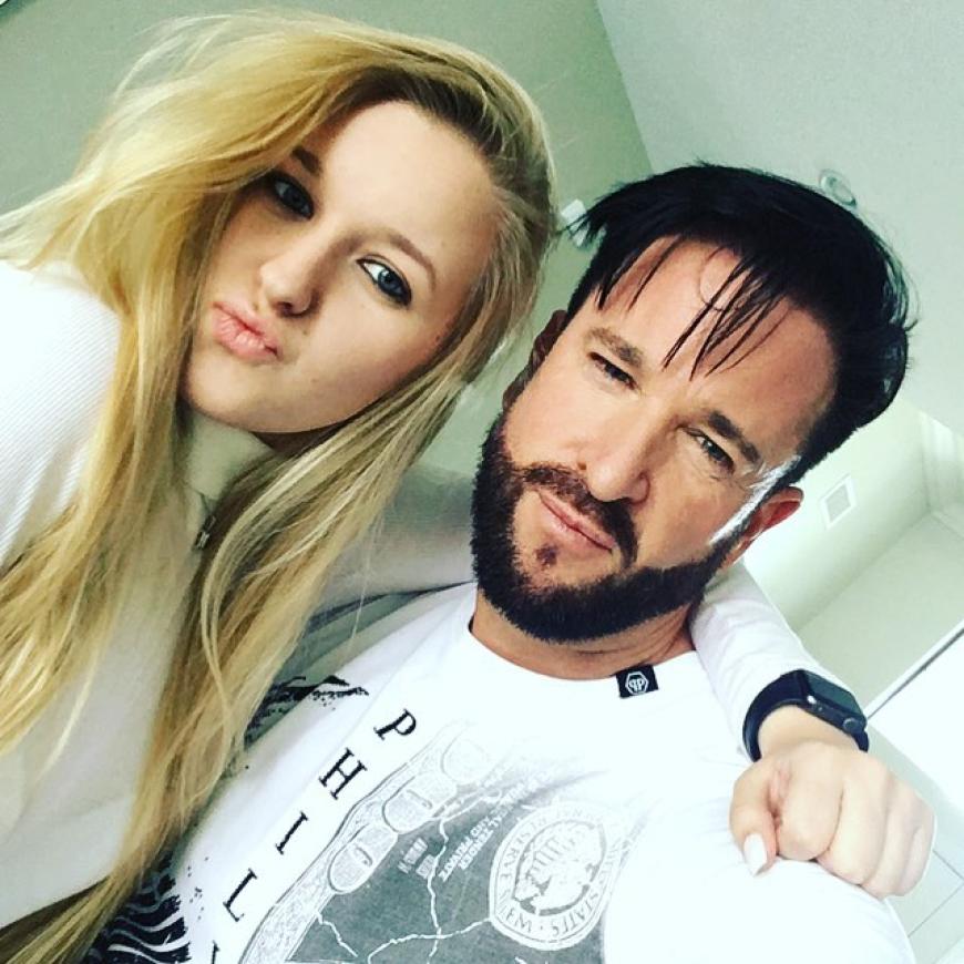 Michael Wendler hat bereits ein Kind. Aus seiner Ehe mit seiner Noch-Frau stammt Tochter Adeline. Die 17-Jährige ist nicht viel jünger als seine aktuelle Freundin.