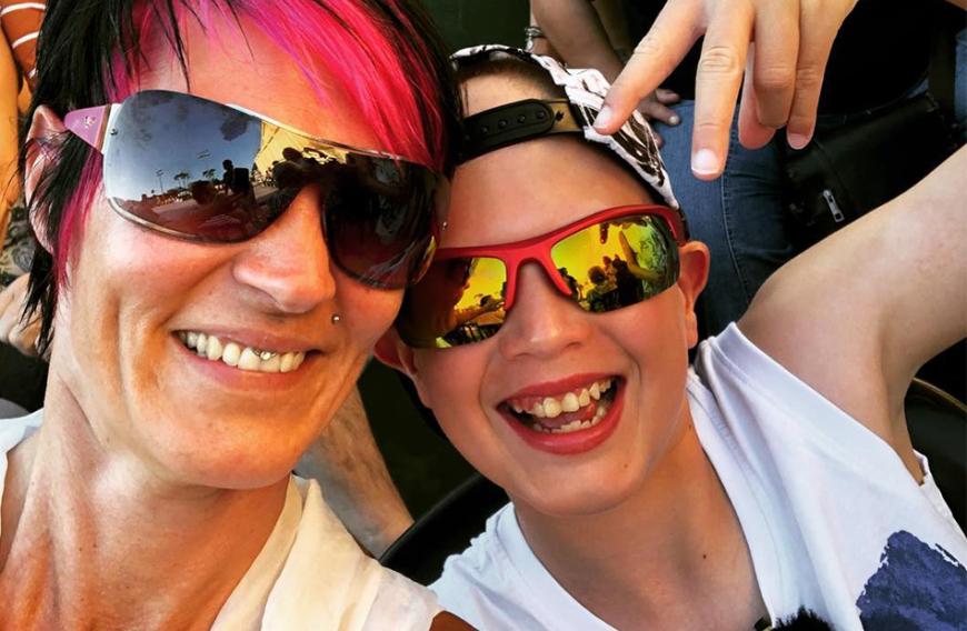 Sabine Kuschmiersch und ihr Sohn Mathis. So fröhlich ging es bei der Familie in den letzten Monaten nicht zu ...