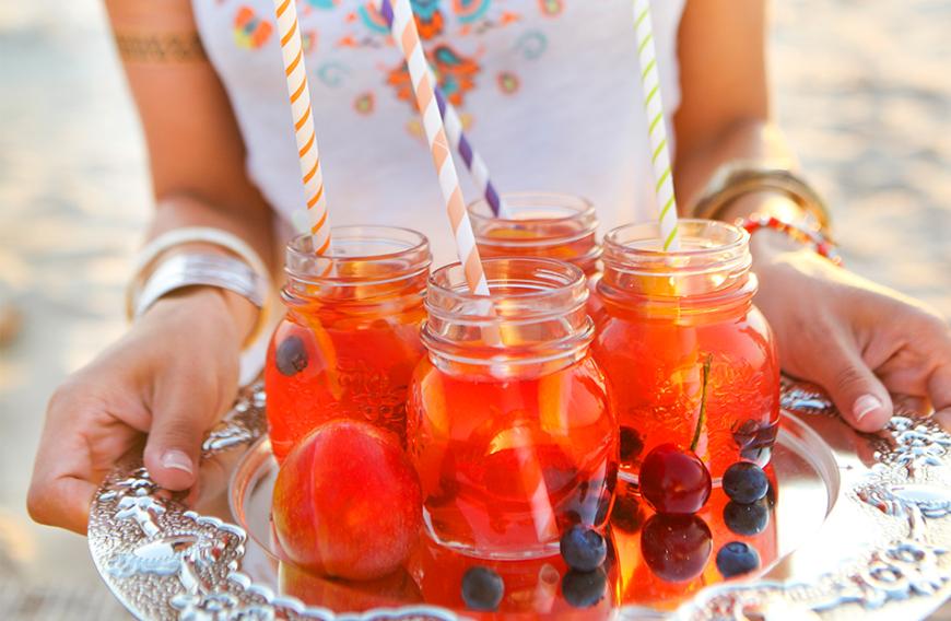 Yummy! Bei diesem Anblick läuft uns direkt das Wasser im Mund zusammen. Leckere Früchtebowlen eignen sich perfekt als Sommer-Drink.
