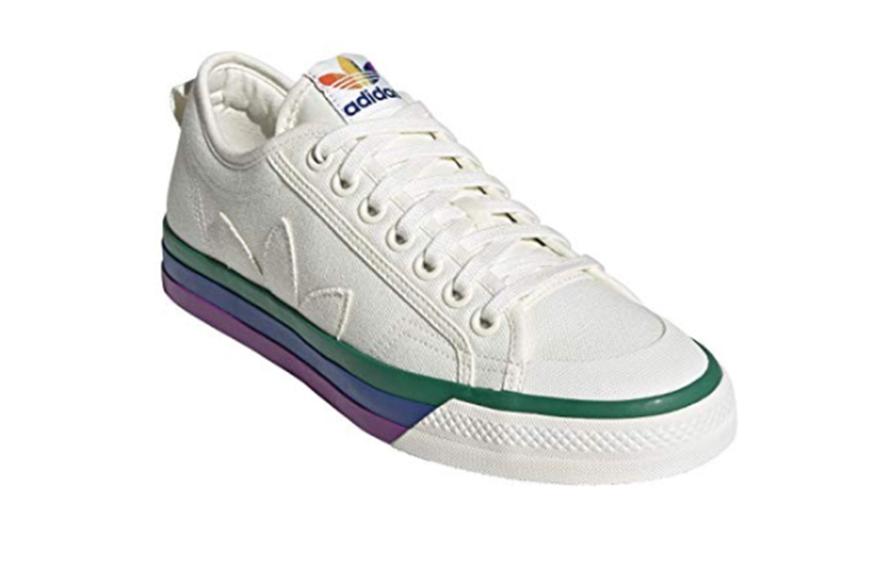 De2ywh9ie Schuh Farbiges Bekommt Trend Ein Weiße Sneakerder Update wOX80Pkn