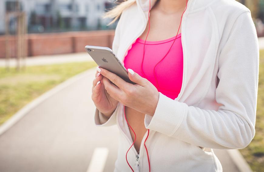 Das heißt: Du musst beim Joggen nie wieder dein Handy in der Hand halten.