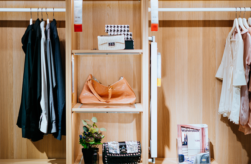 Damit du nicht den Überblick in deinem Kleiderschrank verlierst, solltest du ein wenig ausmisten. Welche Fashion-Pieces absolute Must-haves sind, erfährst du hier. 