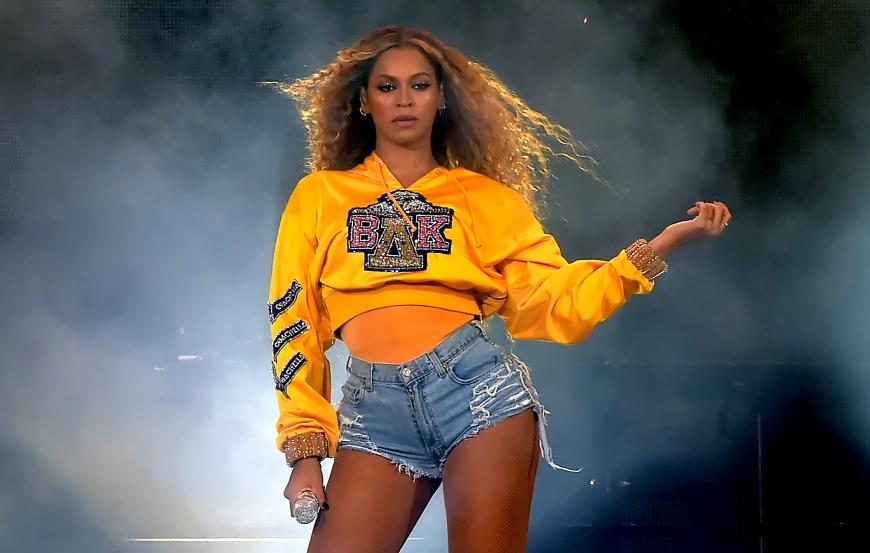 Beyoncé wird als Show-Act für die Hochzeit gehandelt. Ob sie dafür eine hohe Gage kassiert oder es ein Freundschaftsdienst ist, weiß derzeit niemand.