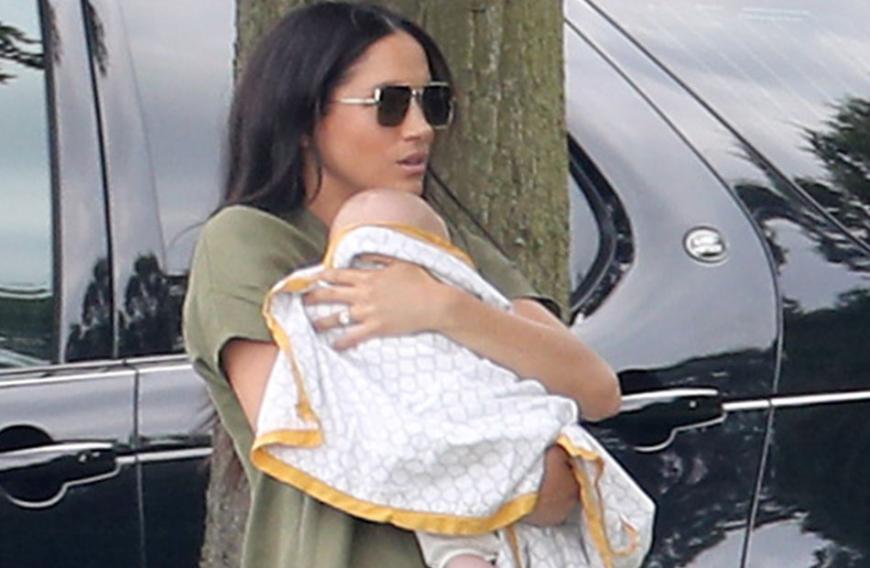 Herzogin Meghan sorgte mit der Babydecke, in die Archie eingewickelt war, für einen echten Eklat.