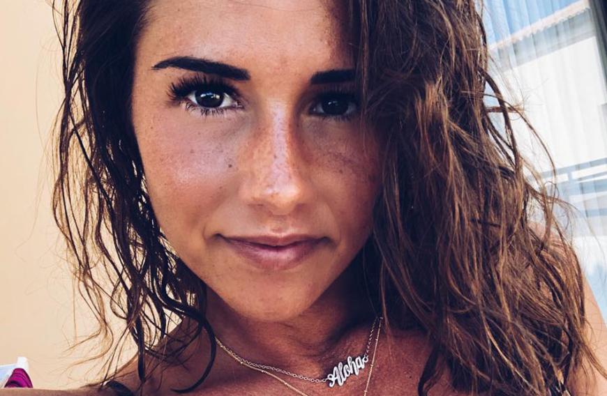 Nachdem sie ein Bikini-Foto von sich veröffentlicht hatte, beleidigten sie ihre Hater heftig.
