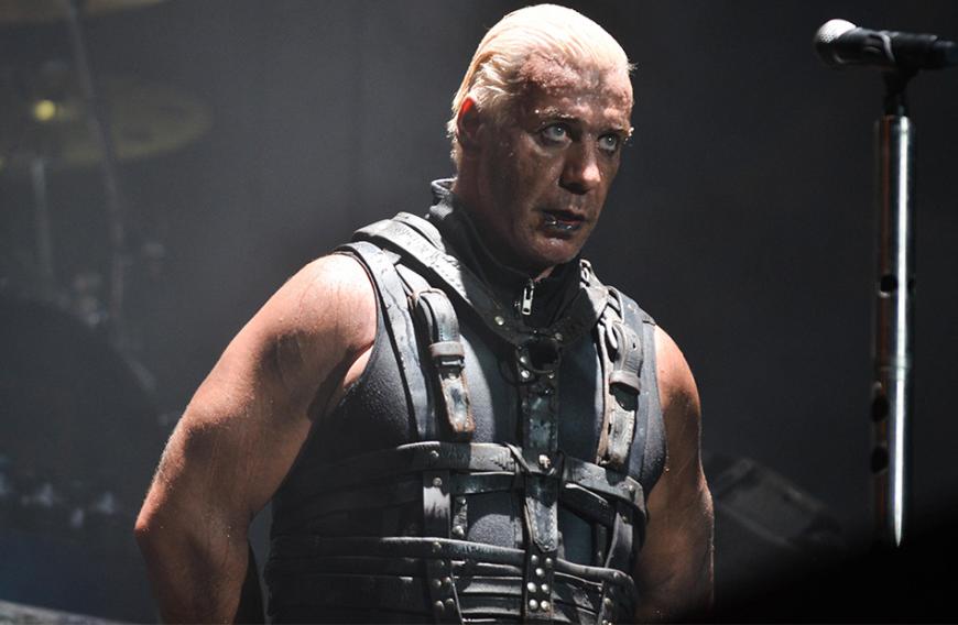 Rammstein sorgt in Russland für Aufregung. Die Band um Till Lindemann hat ein eindeutiges Zeichen gesetzt ...