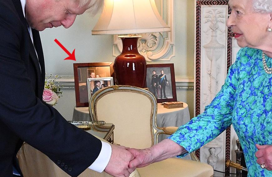 Fotos auf einem Beistelltischchen der Queen sorgen jetzt für einen Eklat ...