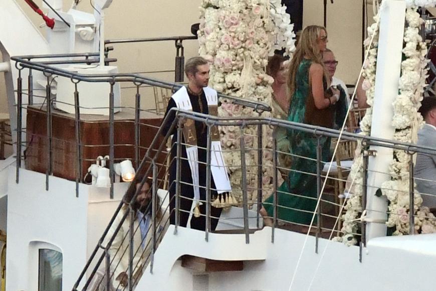 Auf den ersten Bildern der Traumhochzeit ist zu erkennen, dass Bill Kaulitz ein Priestergewand trug. Hat der Sänger das Brautpaar etwa getraut?