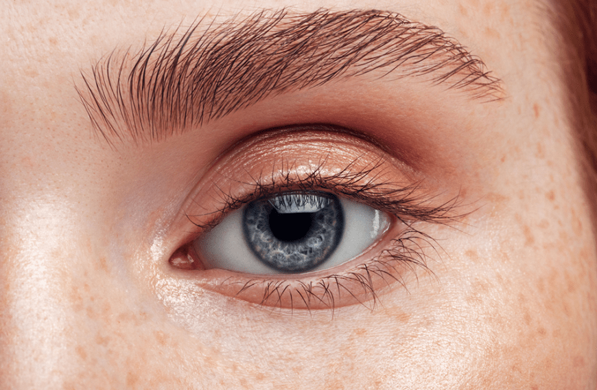 Eine helle, frische Augenpartie ist die Vorraussetzung für einen gesunden Look. Wir haben eine Augencreme entdeckt, die dir in Sekunden einen wachen Blick zaubert.