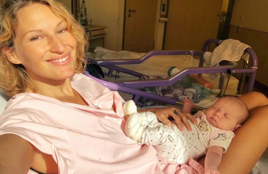 Auf diesem Bild lächelt Janni Hönscheid – doch aktuell ist sie zusammen mit Tochter Yoko im Krankenhaus. Die Geburt verlief anders als geplant ...