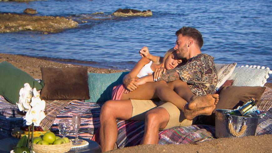Bei einem Gruppendate verrät die Bachelorette, dass sie in Sachen Sex etwas prüde sei. Doch beim Einzeldate mit Keno geht es heiß her - es kommt zum Kuss!