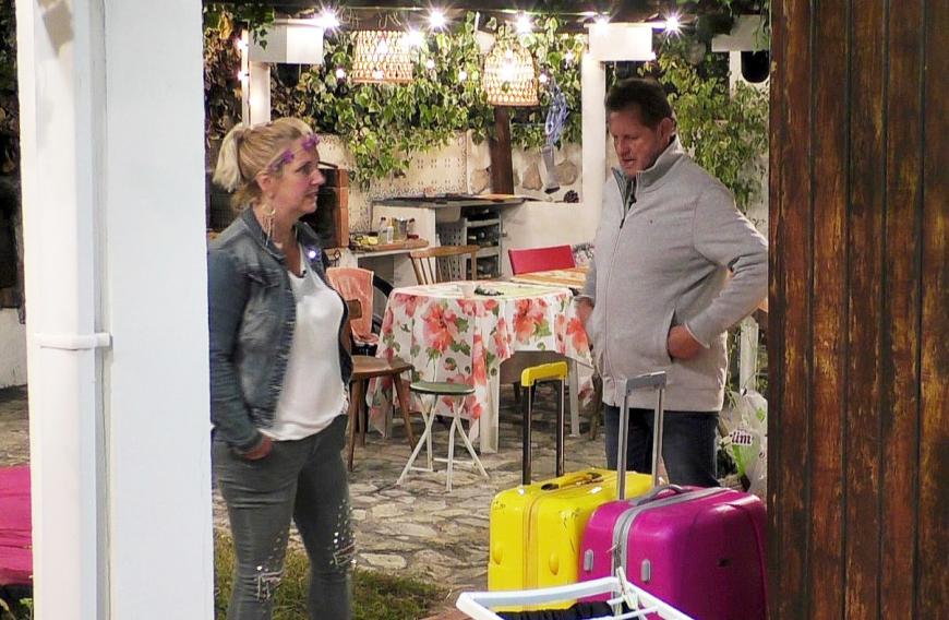 Aus Respekt vor dem verstorbenen Entertainer, hielten Yeliz Koc und Freund Johannes Haller sowie Elena Miras und Mike Heiter dessen Bett frei.