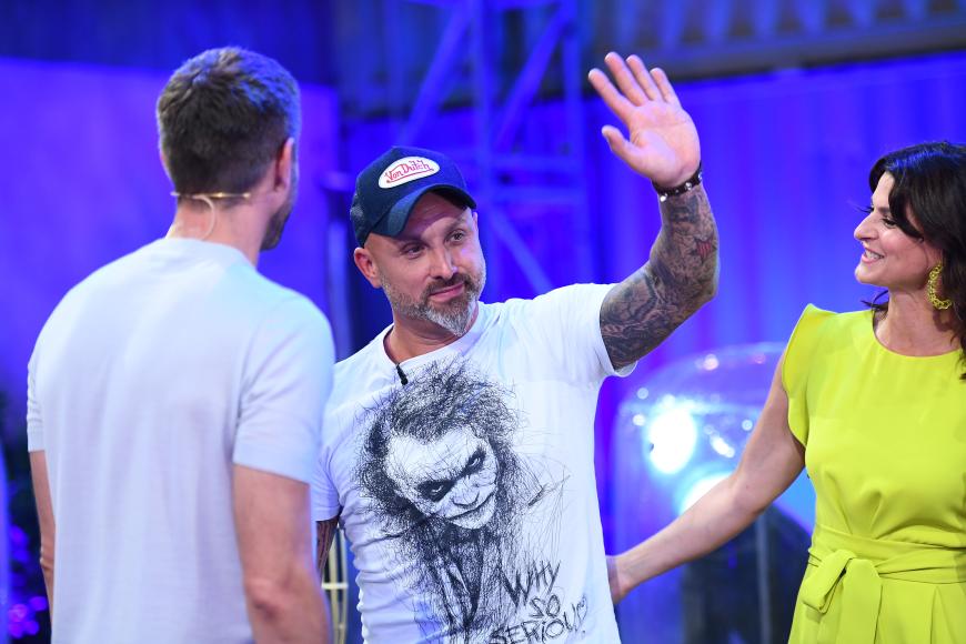 Jetzt genau 19 Jahre später kehrt der “Big Brother“-Kandidat der ersten Stunde erneut in den TV-Knast zurück und ist nicht mehr wiederzuerkennen.