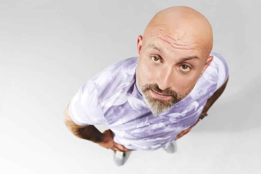 Im “Promi Big Brother“-Haus präsentiert sich der 43-Jährige nun mit Glatze und grauem Bart.