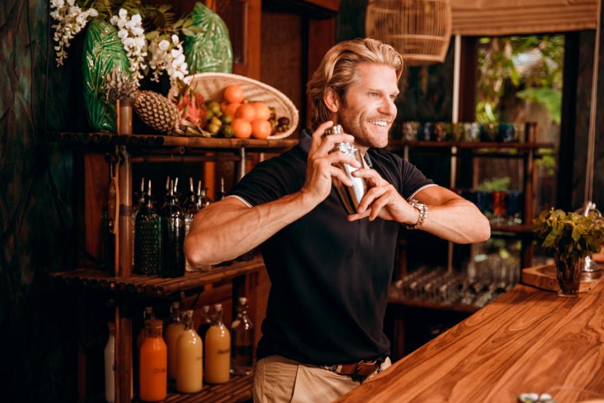 Offiziell mit dabei: Ex-Bachelor Paul Janke. Und der hat eine ganz neue Rolle: Dieses Mal ist er kein Kandidat, sondern ein breitgrinsender Bachelor-Barkeeper.