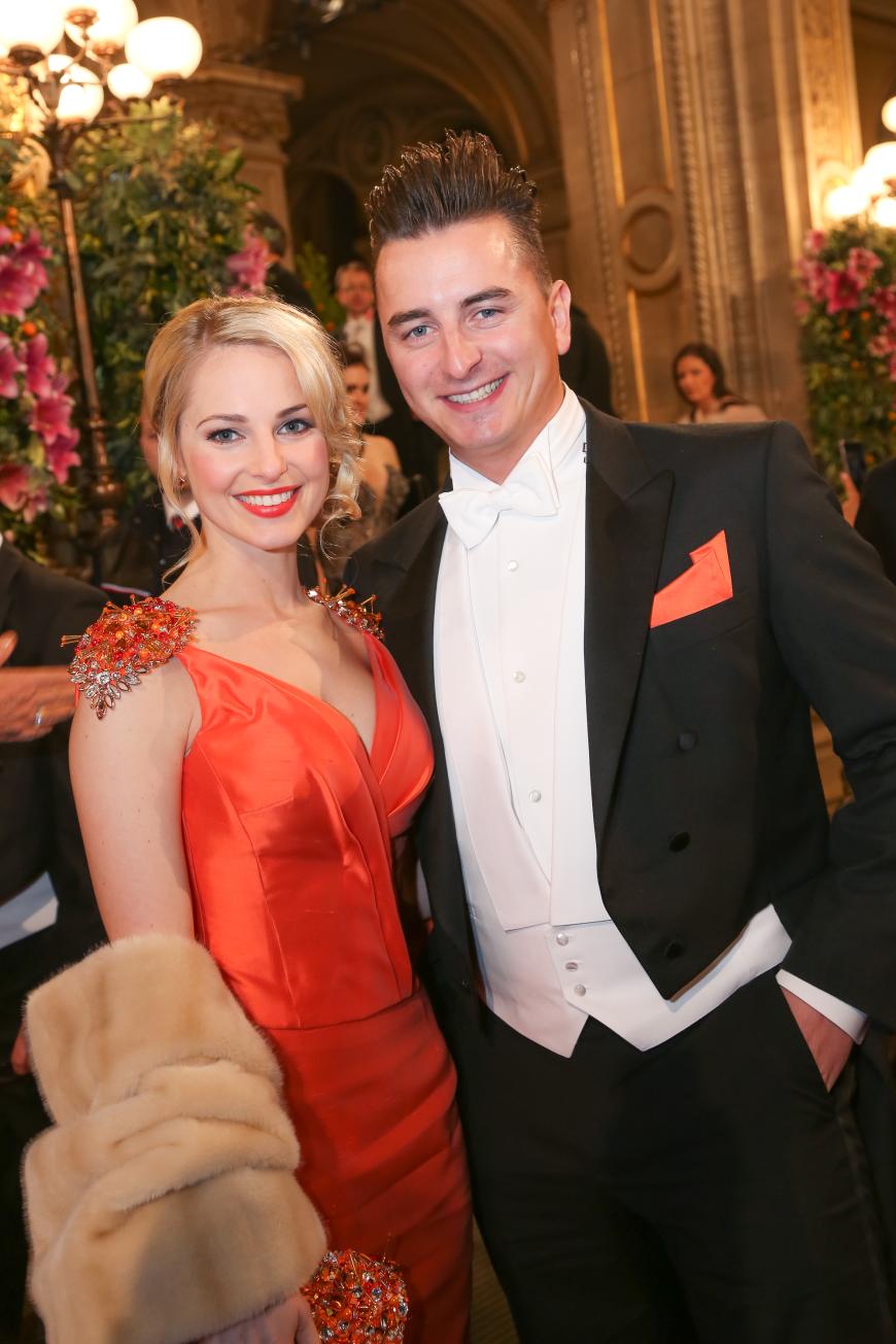 Seit 2013 ist Andreas Gabalier mit der Moderatorin Silvia Schneider zusammen. Ob sie jetzt an seinem Krankenbett wacht?