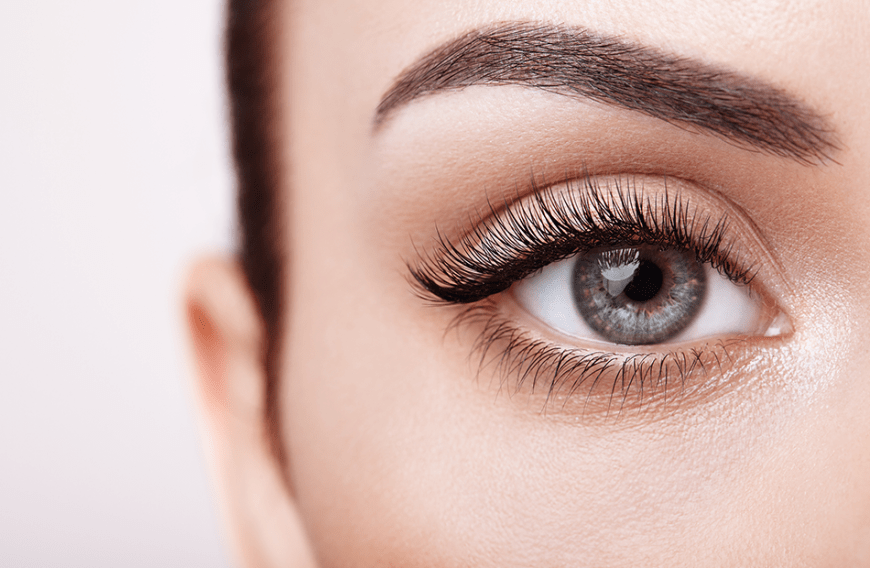 Auch ohne Hormone und künstliche Zusatzstoffe kannst du das Wachstum deiner Wimpern anregen.