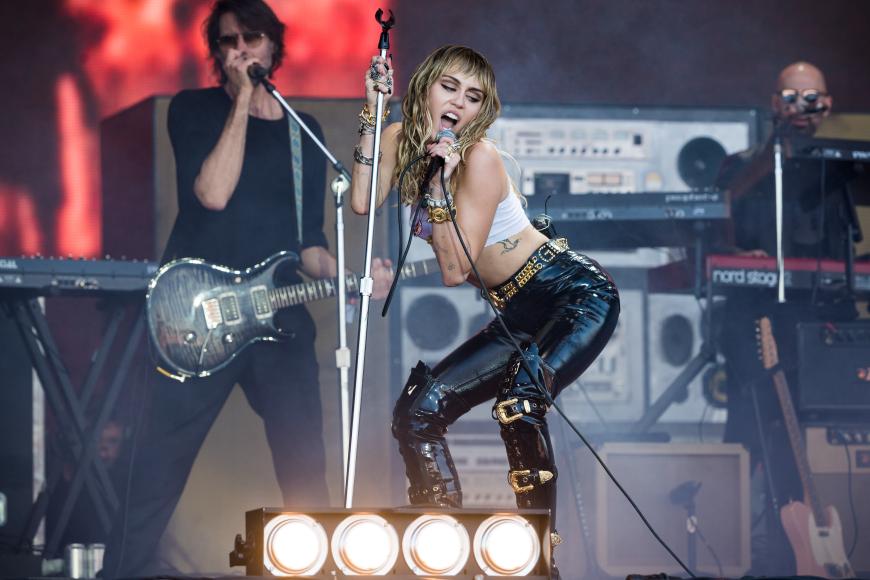 Eigentlich gilt Miley Cyrus als wild und unangepasst. Doch offenbar war Liam Hemsworth der schlimme Finger – oder etwa doch nicht?