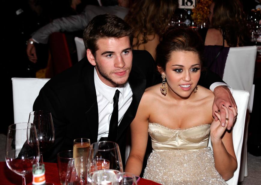 2009 lernten sich Miley und Liam bei Dreharbeiten kennen und lieben. Seither führte das Paar eine On-/Off-Beziehung, bis es sich Ende 2018 das Ja-Wort gab. Doch nach nur acht Monaten ist alles aus.