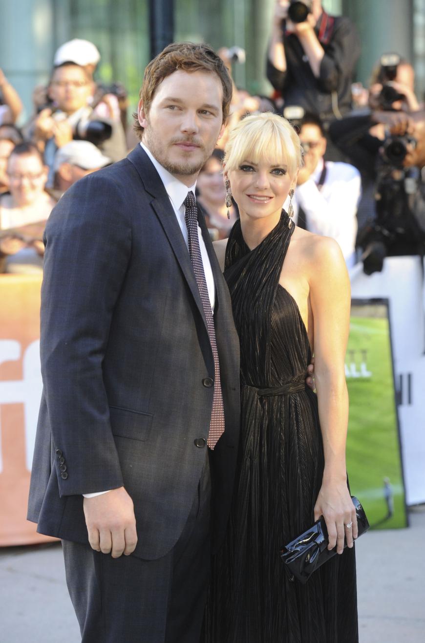 Bis 2018 war der Schauspieler noch mit Anna Faris, bekannt aus der Serie “Mom“, verheiratet. Die Ehe hielt zumindest auf dem Papier neun Jahre.