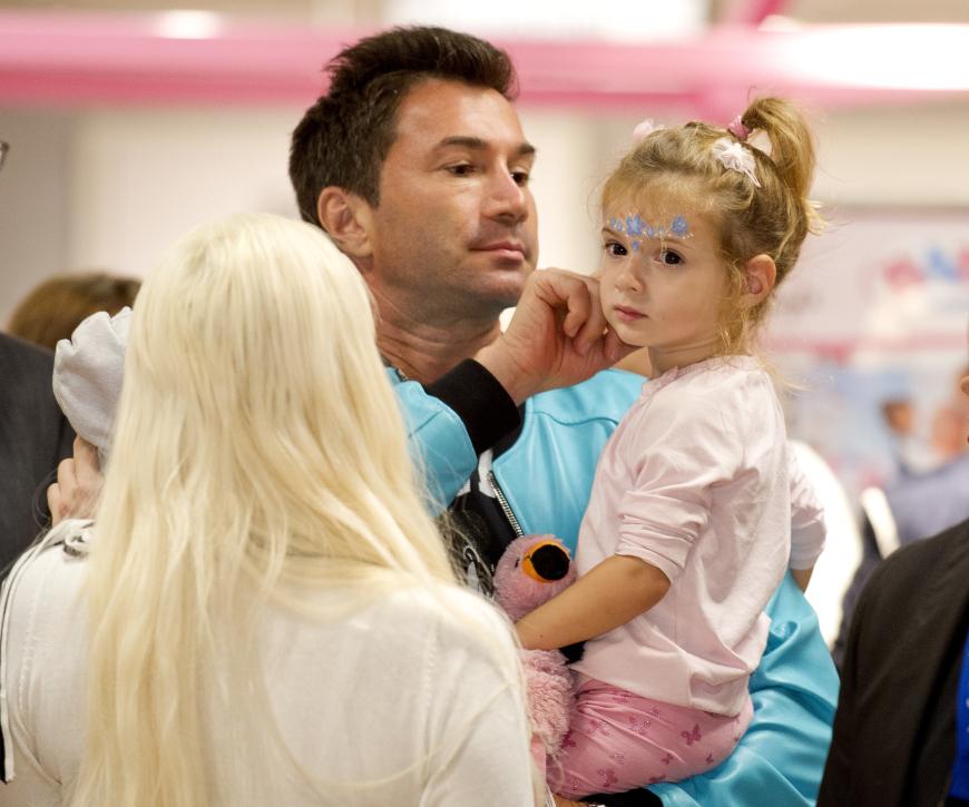 Für die kleine Sophia war es der erste Geburtstag ohne ihren Opa. Daniela und Lucas versuchen die Erinnerungen durch Geschichten an Costa wachzuhalten.
