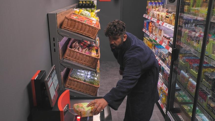 Die Bewohner vom Zeltlager können sich jeden Tag Geld erspielen, um im Supermarkt einkaufen zu gehen. Das Budget reicht oft aber nur für Toastbrot, Ketchup und Bananen.
