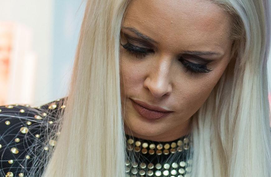 Daniela Katzenberger zeigt gerne, was sie hat. Manche Kerle scheinen das als Aufforderung zu verstehen. Die Katze erhält anstößige Anfragen im Netz ...